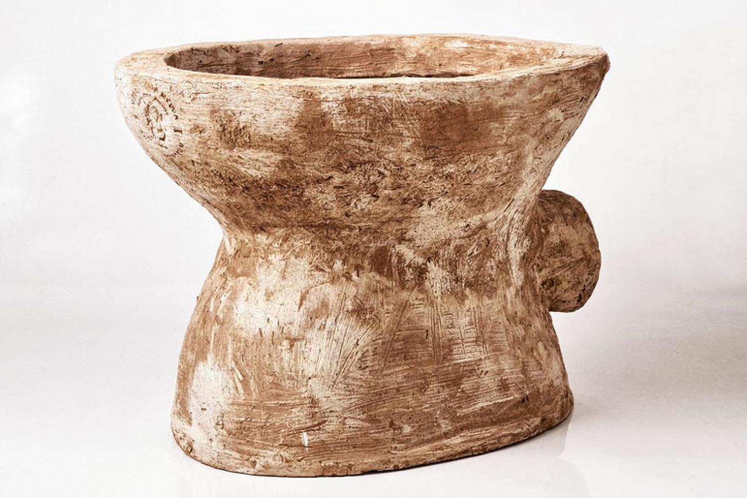 Merdacotta, toilette en céramique à partir de bouse de vache, par Gianantonio Locatelli.