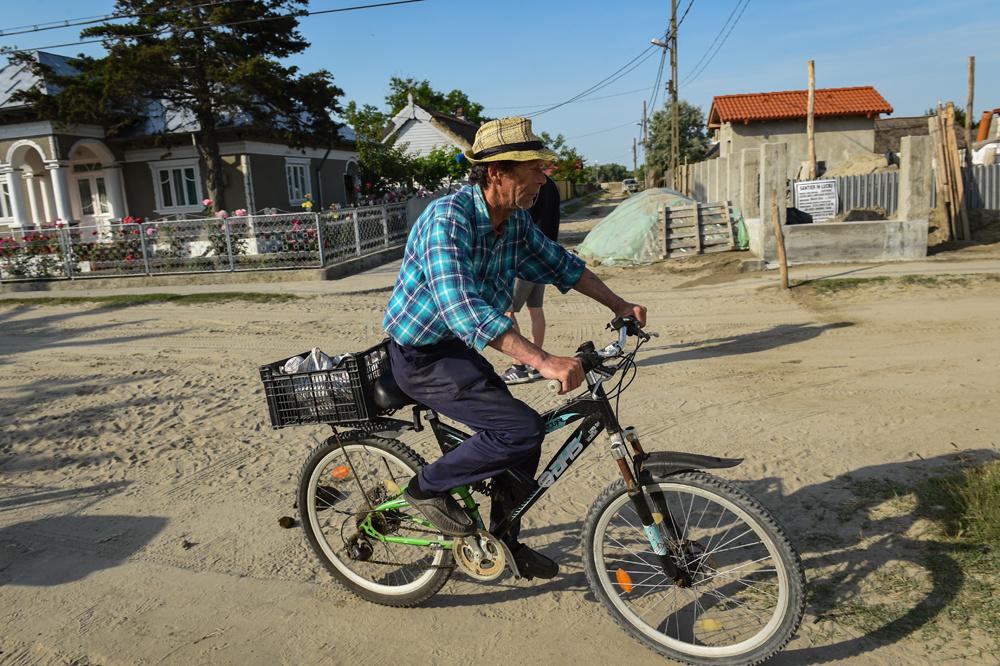 Un homme à vélo, Sfantu Gheorghe village