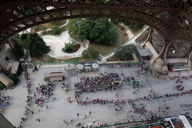 Visiteurs attendant pour montant au coeur de la Tour Eiffel, le 2 juin 2018