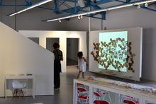 Les créations des enfants sont disposées sur un mur mobile sur lequel est projeté un film