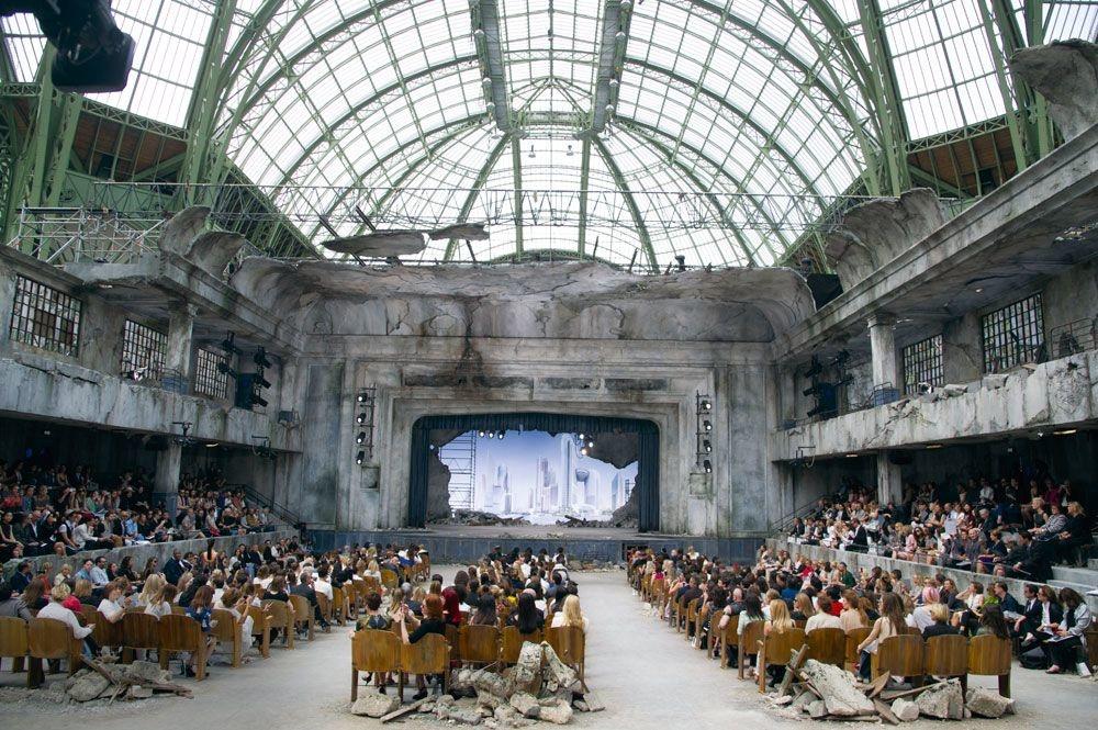 En 2011, Chanel fait défiler ses modèles dans le Grand Palais transformé en théâtre en ruine.