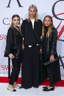 Ashley Olsen, Aymeline Valade and Mary-Kate Olsen arrive for the 2015 CFDA Fashion Awards in New York June 1, 2015. REUTERS/Lucas Jackson - RTR4YEWQ