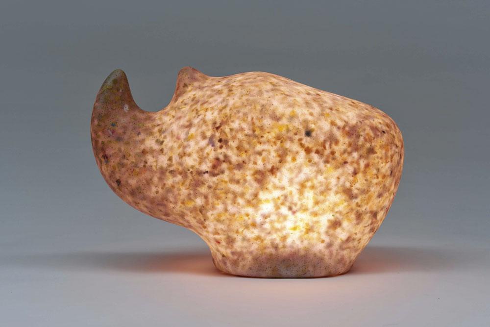 La lampe Rhino, réalisée en ecothylène par la marque belge EcoBirdy.