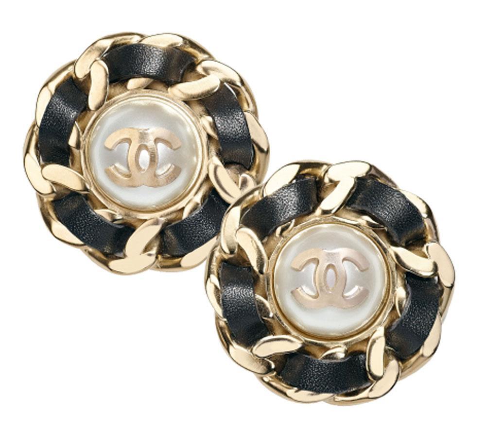 Boucles d'oreilles en métal doré, cuir et perles fantaisie, Chanel, prix sur demande