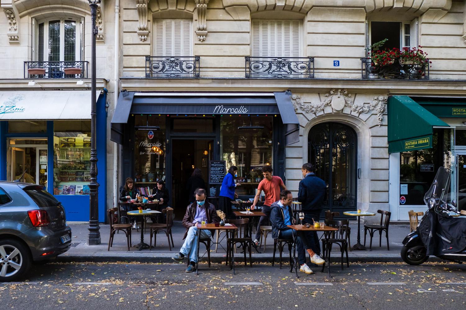 Les terrasses des cafés parisiens prennent de l'ampleur pour assurer la distanciation