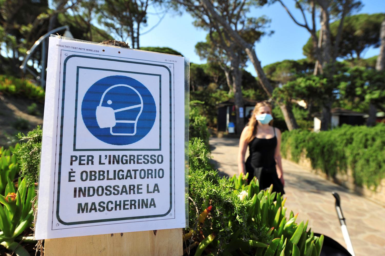 Masque de rigueur sur la plage de Punta Ala en Italie