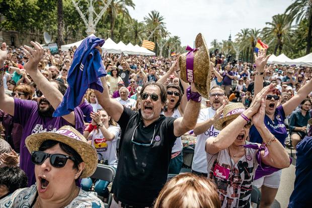 Supporters de Podemos, à Barcelone, en Espagne : de l'indignation à la gestion, le fossé est large.