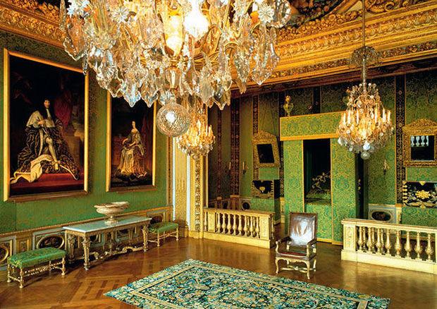 La pièce la plus somptueuse du château de Vaux-le-Vicomte. Elle est décorée de stucs dorés à la feuille. Louis XIV n'y a jamais séjourné. 