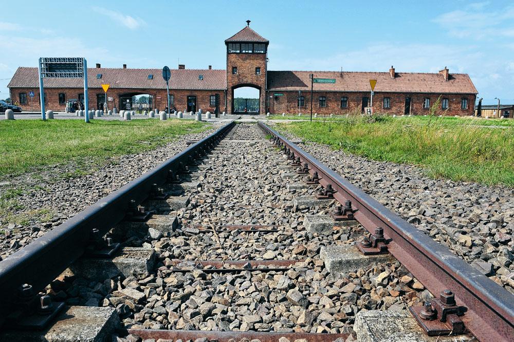 La porte de la mort d'Auschwitz-Birkenau.