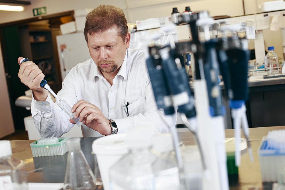 Pierre Sonveaux, dans son laboratoire à l'UCL. Ses travaux sur le cancer suscitent beaucoup d'espoirs chez les patients... qu'il est obligé de réfréner.