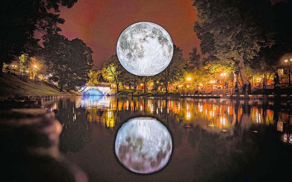 Museum of the Moon, un projet artistique qui balade une énorme Lune dans divers lieux insolites.
