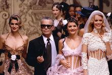 Karl Lagerfeld entouré des supermodèles des années 90, Cindy Crawford, Helena Christensen et Claudia Schiffer, défilant pour Chanel, en 1993