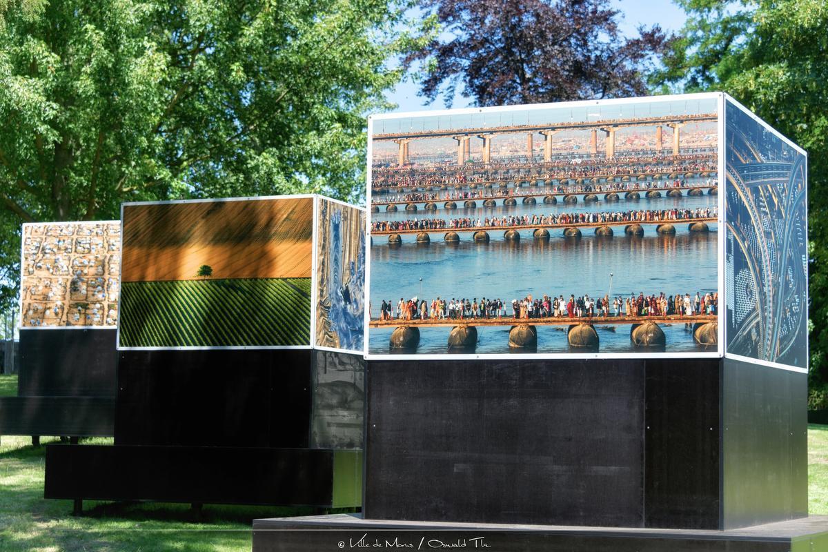 Yann Arthus-Bertrand investit le parc du Beffroi de Mons.