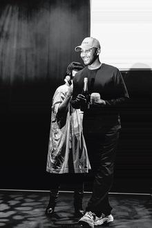Rushemy Botter, en novembre 2017, sur la scène des Belgian Fashion Awards, organisés par le Vif Weekend, au moment de recevoir son prix