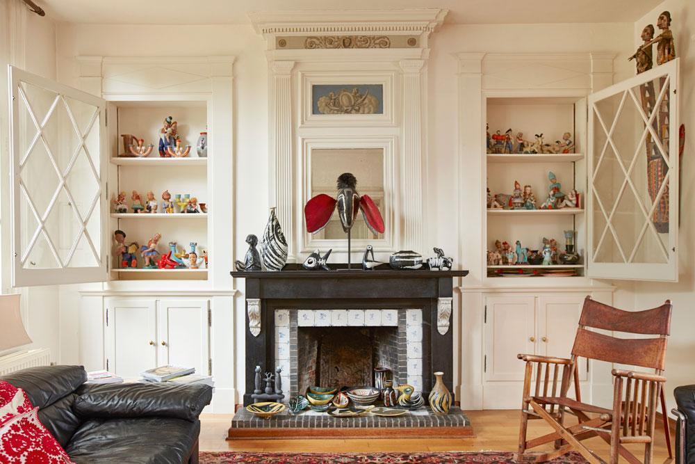 Dans les vitrines du séjour, une horde de céramiques colorées. Sur la cheminée, on repère également celles de la Hongroise Livia Gorka, leurs préférées.