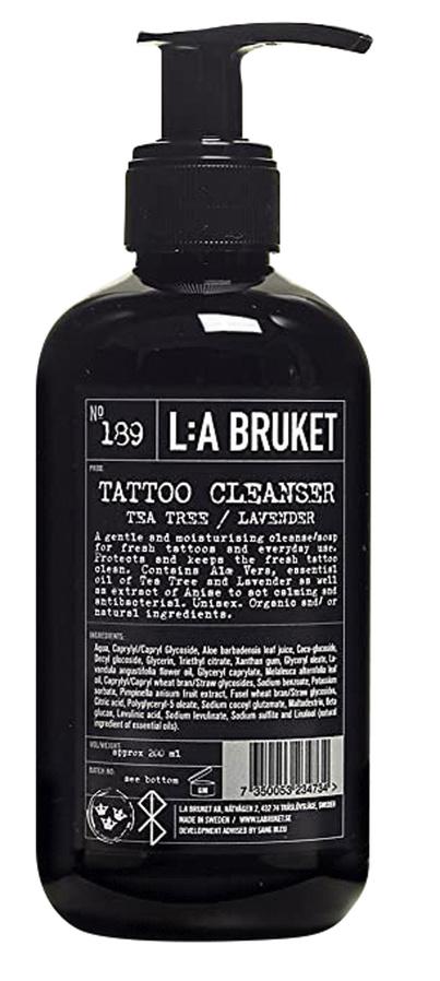 Un trio de produits pour bien soigner ses tatouages : 189 Tattoo Cleanser (26 euros), 190 Tattoo Aftercare (22 euros), 192 Tattoo Daily Protection (26 euros) de L:A Bruket.
