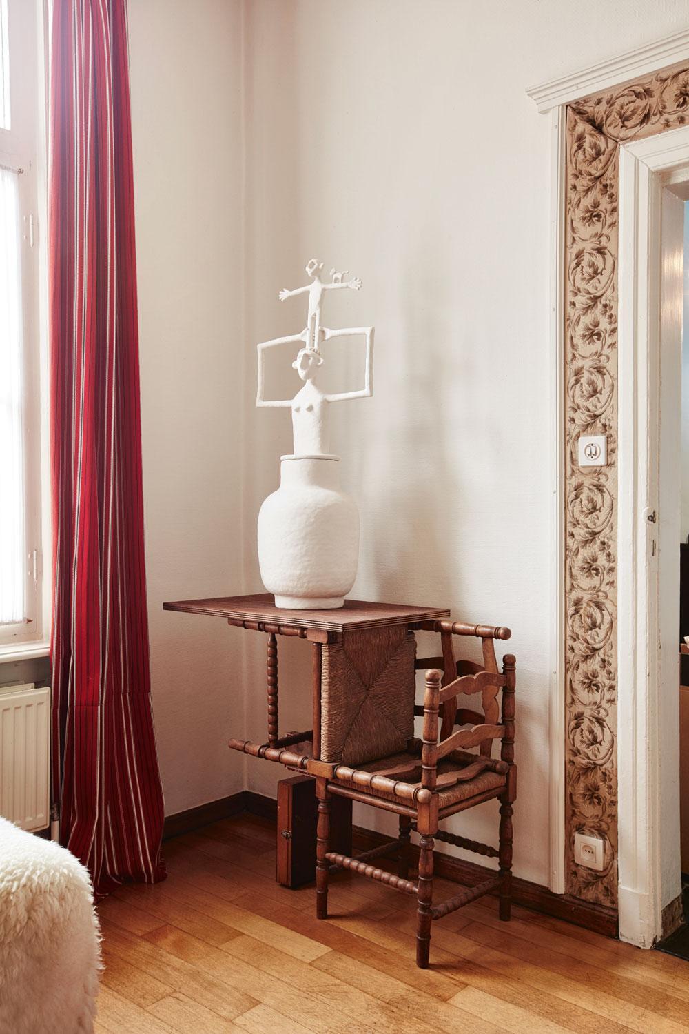 Une installation faite de chaises de la grand-mère de Walter, d'une céramique blanche de Dirk et d'un coffret de son père, dessinateur industriel.
