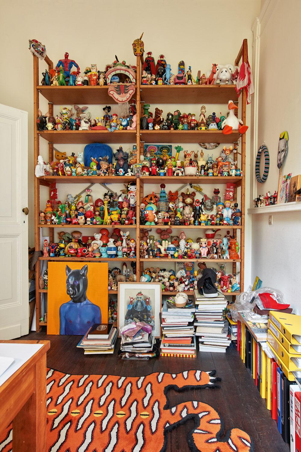 Dans l'espace de création de Walter, une incroyable collection de petites poupées : 
