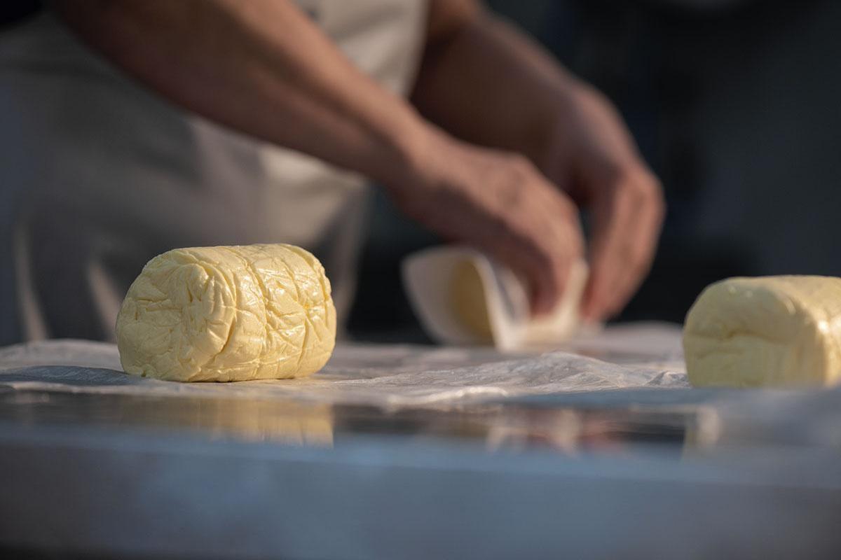 Pur lait: les secrets de fabrication d'un beurre traditionnel et local (+ recette)