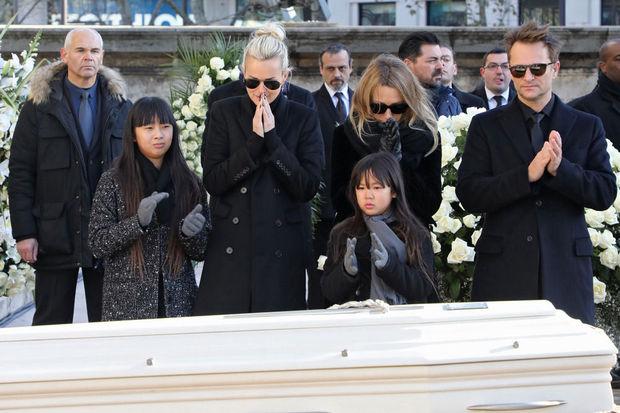 Jade, Laeticia, Joy, Laura Smet et David Hallyday se recueillent devant le cercueil de Johnny
