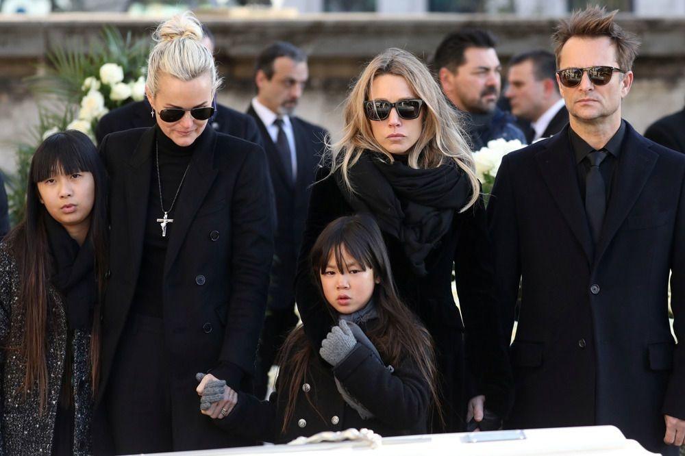 La femme et les enfants de Johnny, devant son cercueil, le jour de ses obsèques