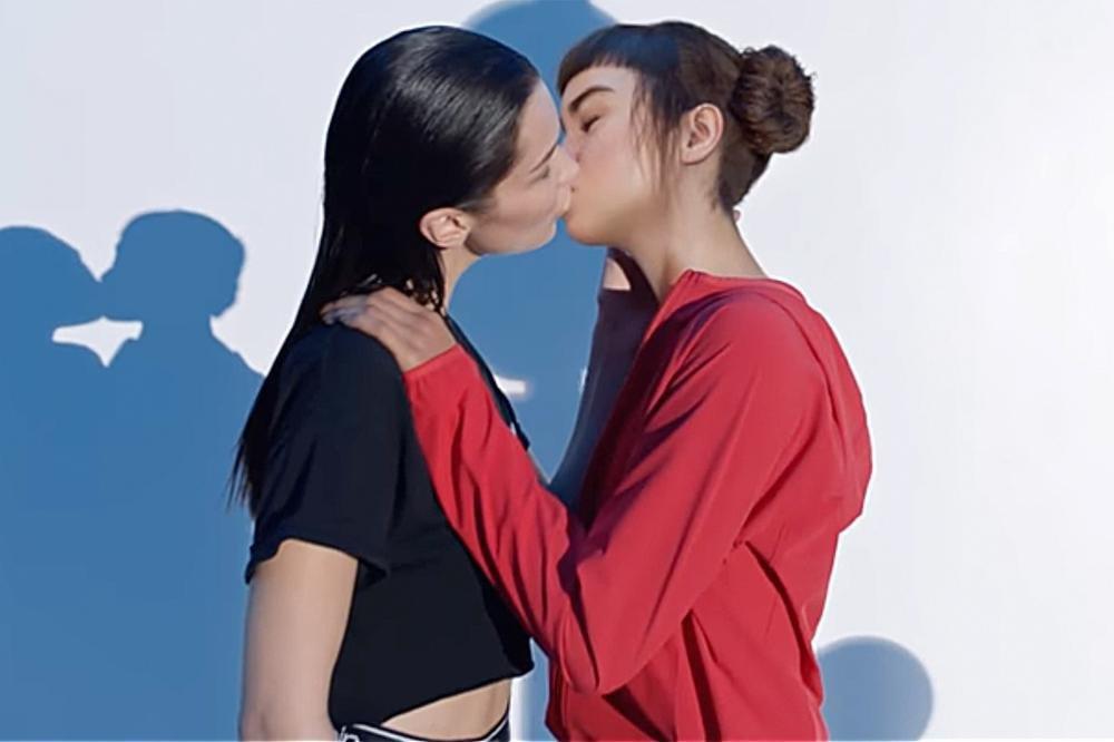 En mai dernier, Calvin Klein a dû présenter ses excuses pour un spot publicitaire dans lequel Bella Hadid embrassait l'influenceuse virtuelle Lil Miquela. Cette image était utilisée à des fins commerciales sans soutien à la cause LGBT, ont estimé les internautes.