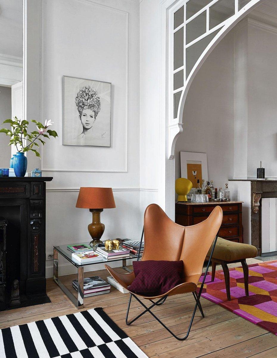 Dans le salon de cette maison de maître néoclassique, les pièces authentiques surprennent. Derrière la Butterfly Chair par Knoll se trouve un portrait datant de la jeunesse de Charlotte.