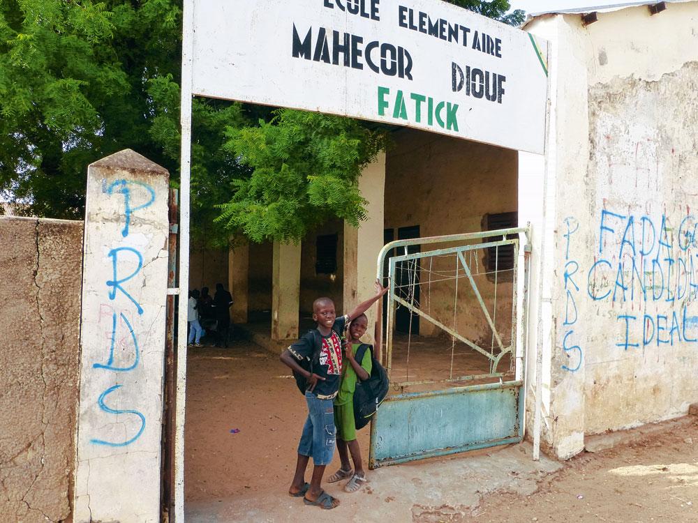 L'école élémentaire de Fatick porte encore les traces de la campagne tendue en vue des législatives de l'été dernier, qui ont donné la victoire à la coalition menée par le président Macky Sall.
