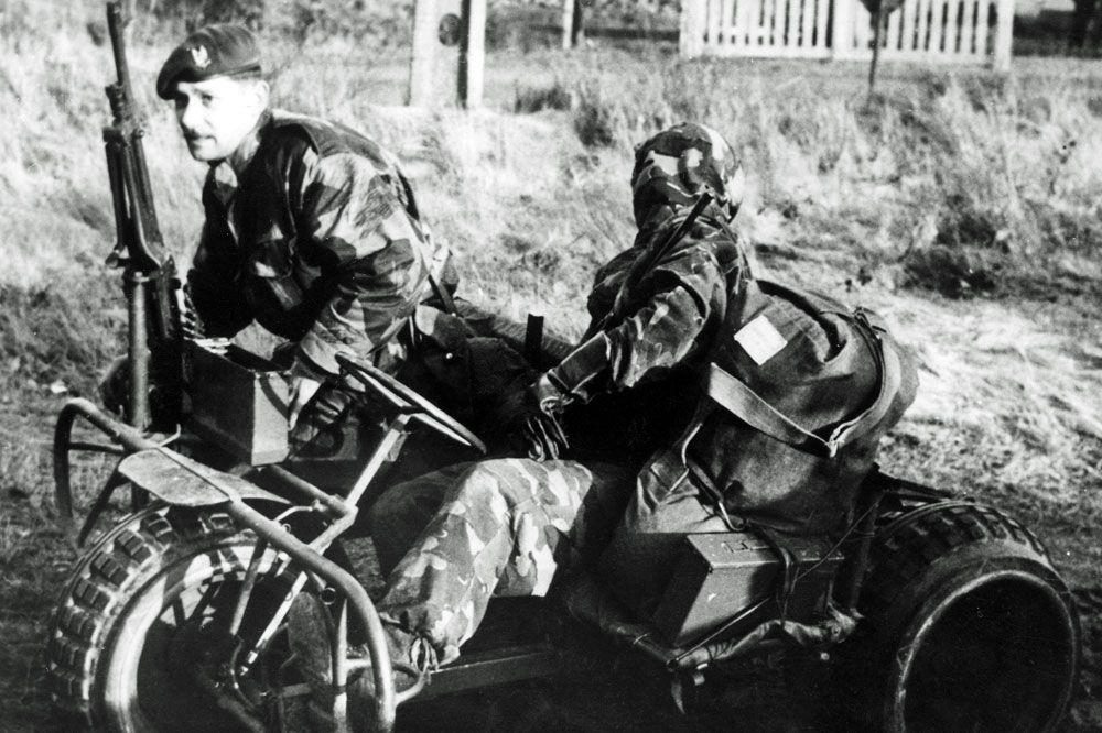 Deux paras photographiés le 26 novembre 1964 sur un AS-24, un véhicule à trois roues utilisé durant l'opération de sauvetage de Stanleyville. 