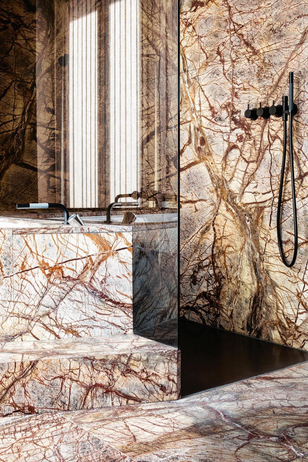 L'une des salles de bains, en marbre de teinte rouille.