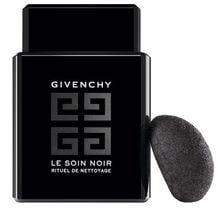Rituel de nettoyage Le Soin Noir de Givenchy, 106,50 euros les 175 ml (disponible à partir du 20 août en exclusivité chez Ici Paris XL). 