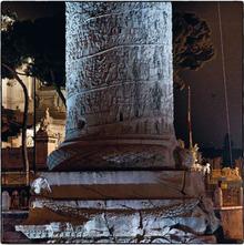COMME UN PAPYRUS Une frise en bas-relief s'enroule autour de la colonne Trajane .