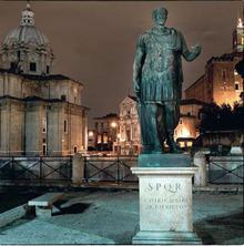 SPQRSenatus PopulusQue Romanus: (le Sénat et le peuple romain), la devise de l'Empire romain figure sur le socle de cette statue de Jules César.