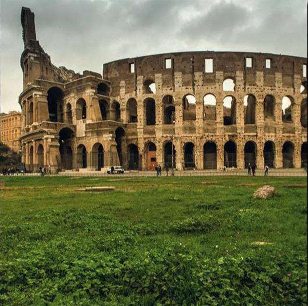 L'AUTRE SYMBOLE Trois étages d'arcades reposant sur des piliers: le Colisée, haut de près de 50 mètres, est une démonstration de la grandeur romaine.
