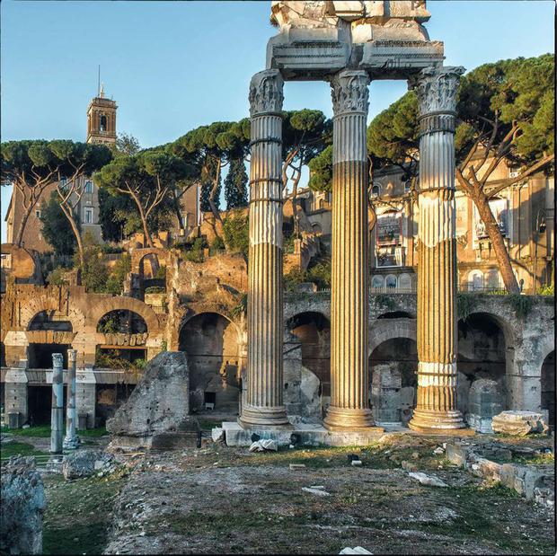 LE FORUM DE CÉSAR Sur la vaste place rectangulaire du Foro di Cesare, s'élevait le temple de Vénus Genitrix, que César décida d'édifier en remerciement de sa victoire sur les troupes de Pompée, à Pharsale.