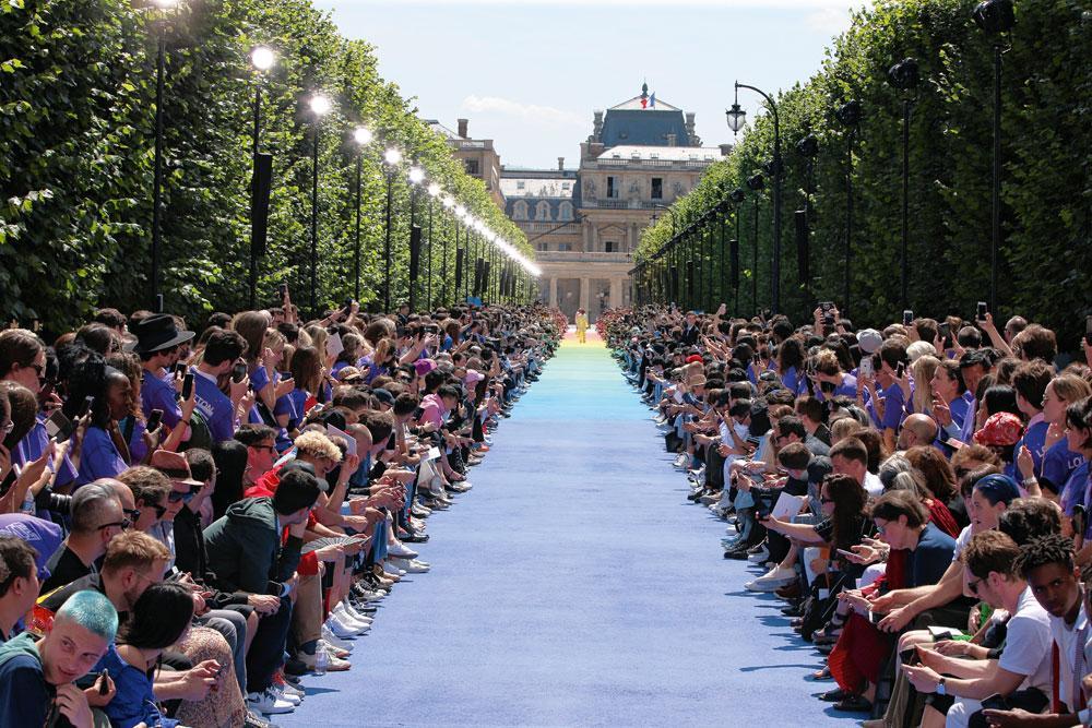 Le catwalk arc-en-ciel, dans les jardins du Palais royal.
