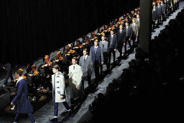 Une mise en scène grandiose, avec orchestre philharmonique, pour le défilé hivernal de Dior Homme. © Adrien Dirand