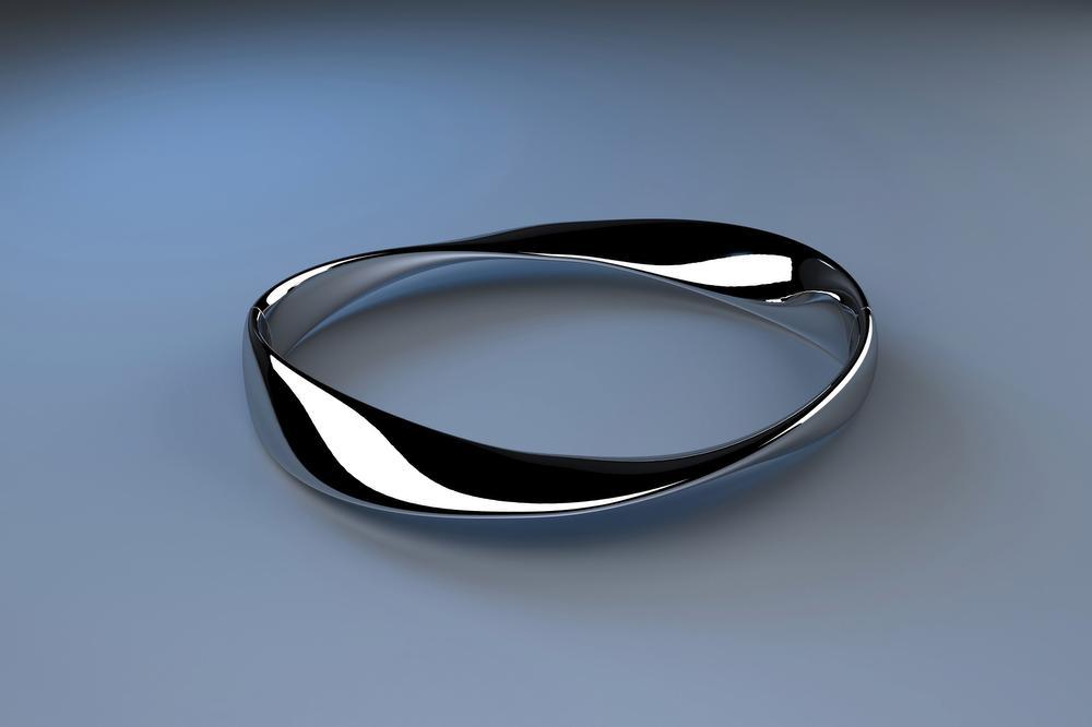 Le bracelet en argent de Leo Aerts. La forme ovale du bracelet s'aligne à la forme du poignet pour provilégier le confort.