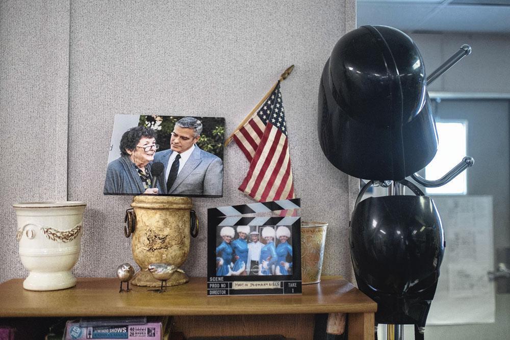 Anne Faulkner était actrice dans la série Roseanne. Une photo d'elle au côté de son collègue George Clooney trône fièrement sur son bureau.