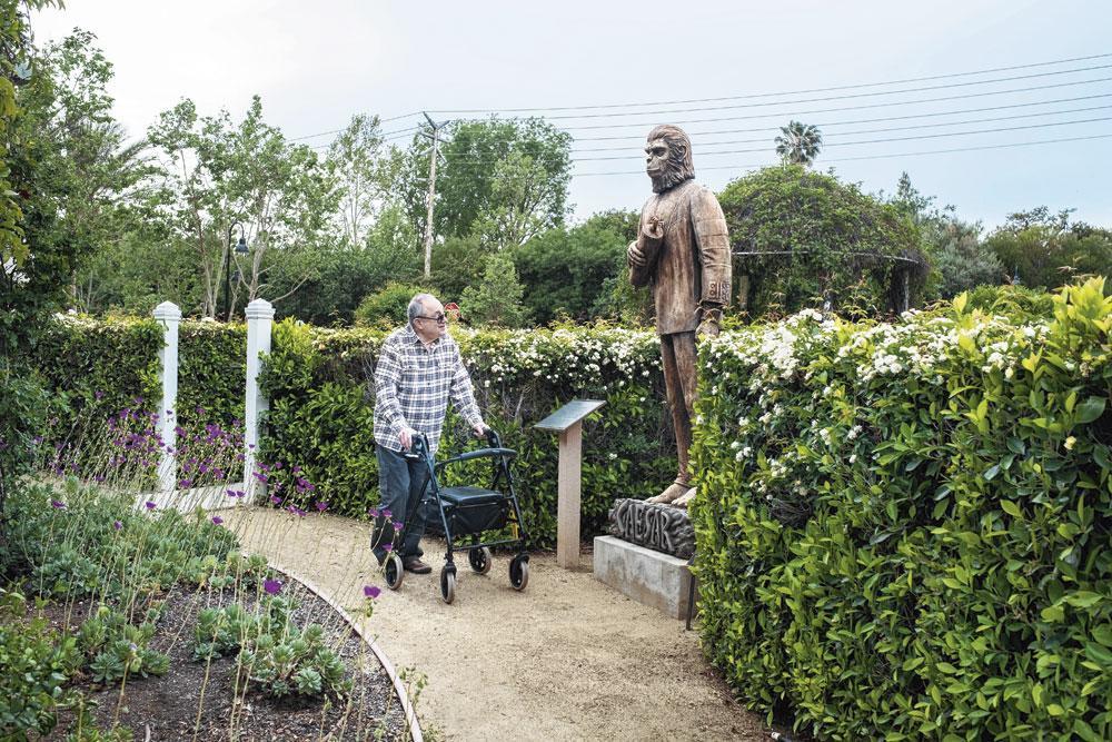 Le jardin fleuri est agrémenté de statues issues de la saga La Planète des singes.