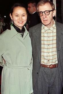 Soon-Yi Previn et Woody Allen en 1997, au début officiel de leur relation