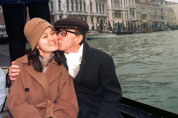 Soon-Yi Previn et Woody Allen en 1997, au début officiel de leur relation, à Venise