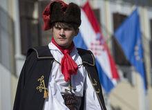 Un soldat cravate lors d'une reconstitution à Zagreb, en Croatie.