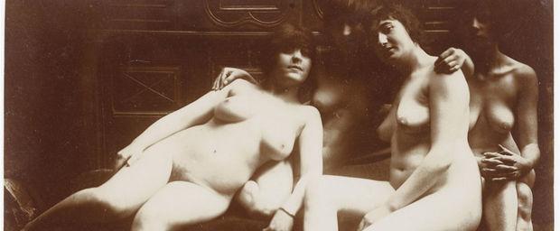 François-Rupert Carabin (1862-1932), Groupe de quatre femmes nues, entre 1895 et 1910, Épreuve sur papier albuminé, 17,3 x 12 cm, Paris, Musée d'Orsay 