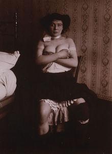 Anonyme, Etudes de nu, femme assise bras croisés, entre 1900 et 1910, Aristotype (épreuve au citrate), 17,4 x 12,4 cm, Paris, Musée d'Orsay 