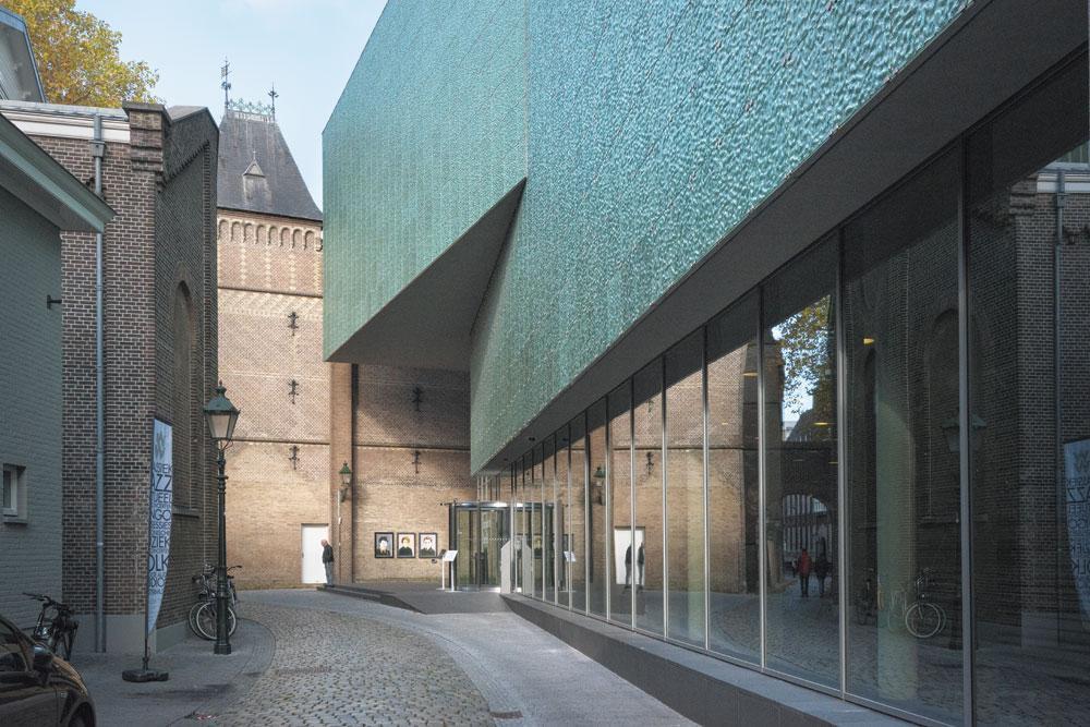 Le Design Museum Den Bosch expose une sélection d'objets du quotidien et d'oeuvres réalisés sous le régime nazi. Et l'événement enregistre une affluence record...