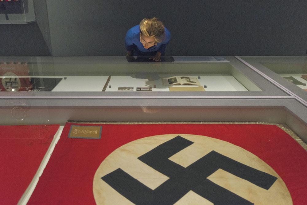 Pour minimiser leur impact visuel, les organisateurs ont posé à plat les drapeaux nazis de grand format ornés de croix gammée.