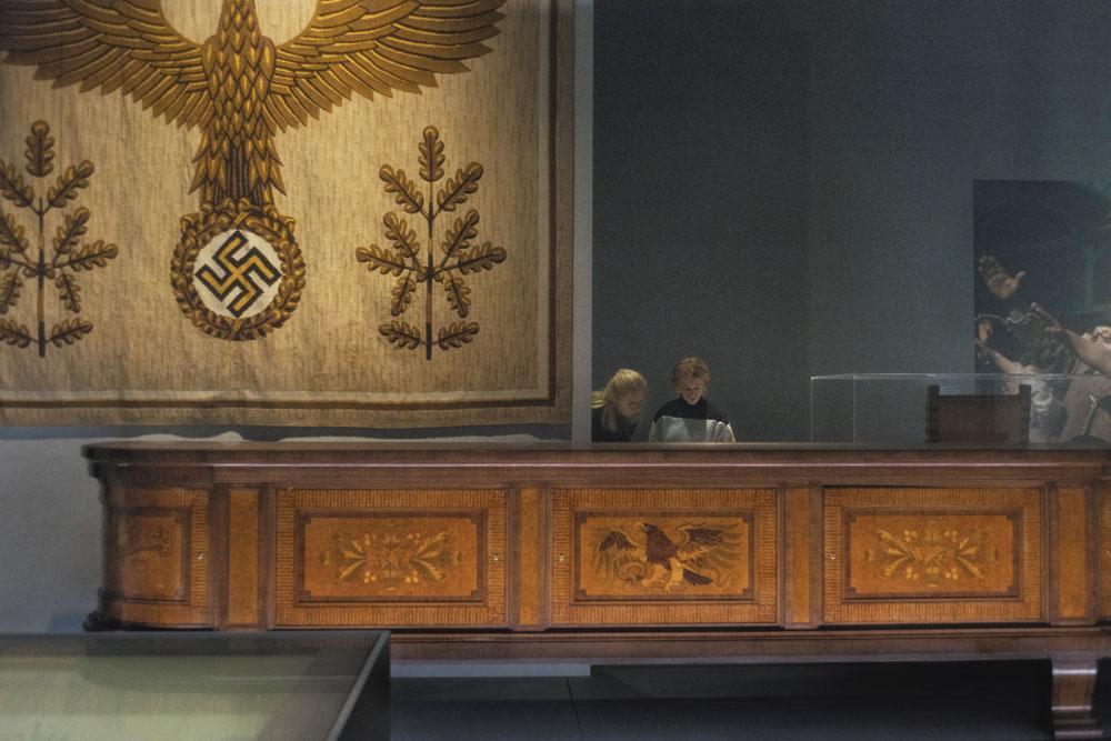 Pour meubler le bureau de la nouvelle chancellerie du Reich, Hitler commande à l'architecte Albert Speer un buffet orné de l'aigle, une figure impériale récupérée par les nazis.