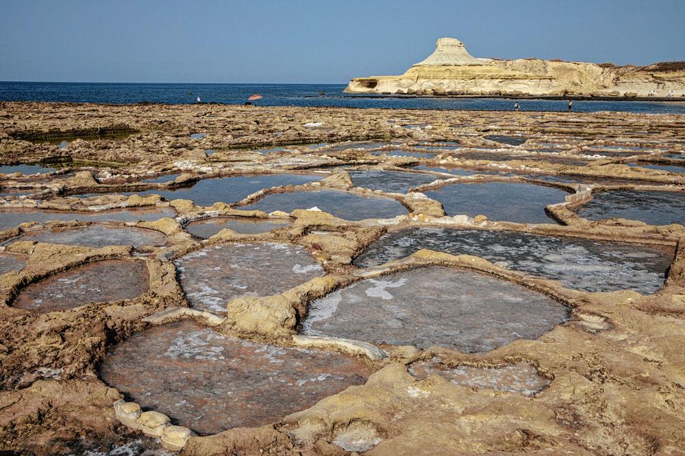 Certaines salines de Gozo ou de Malte sont toujours utilisées pour récolter le sel par évaporation de l'eau de mer.