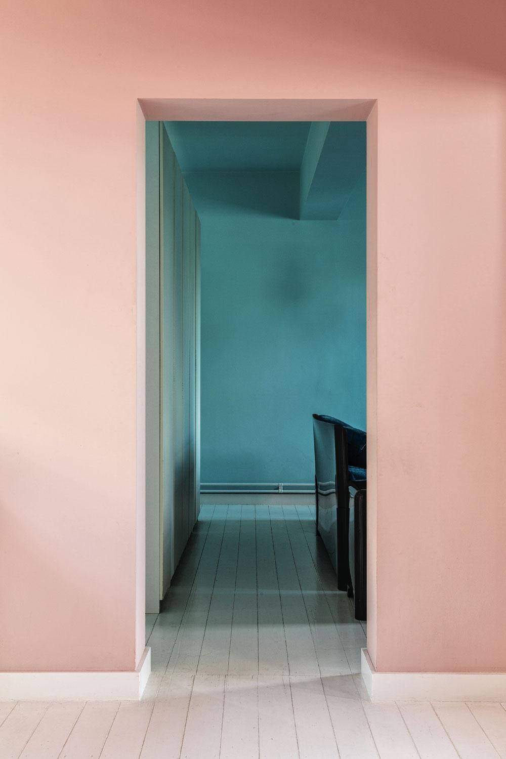 A l'étage, les chambres participent à un nouveau jeu de couleurs entre le bleu et le rose.